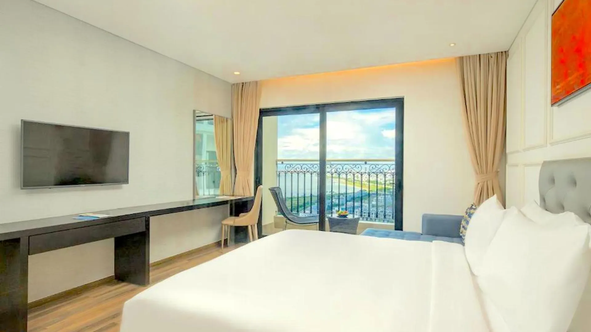 Golden Apartment In Da Nang Bay