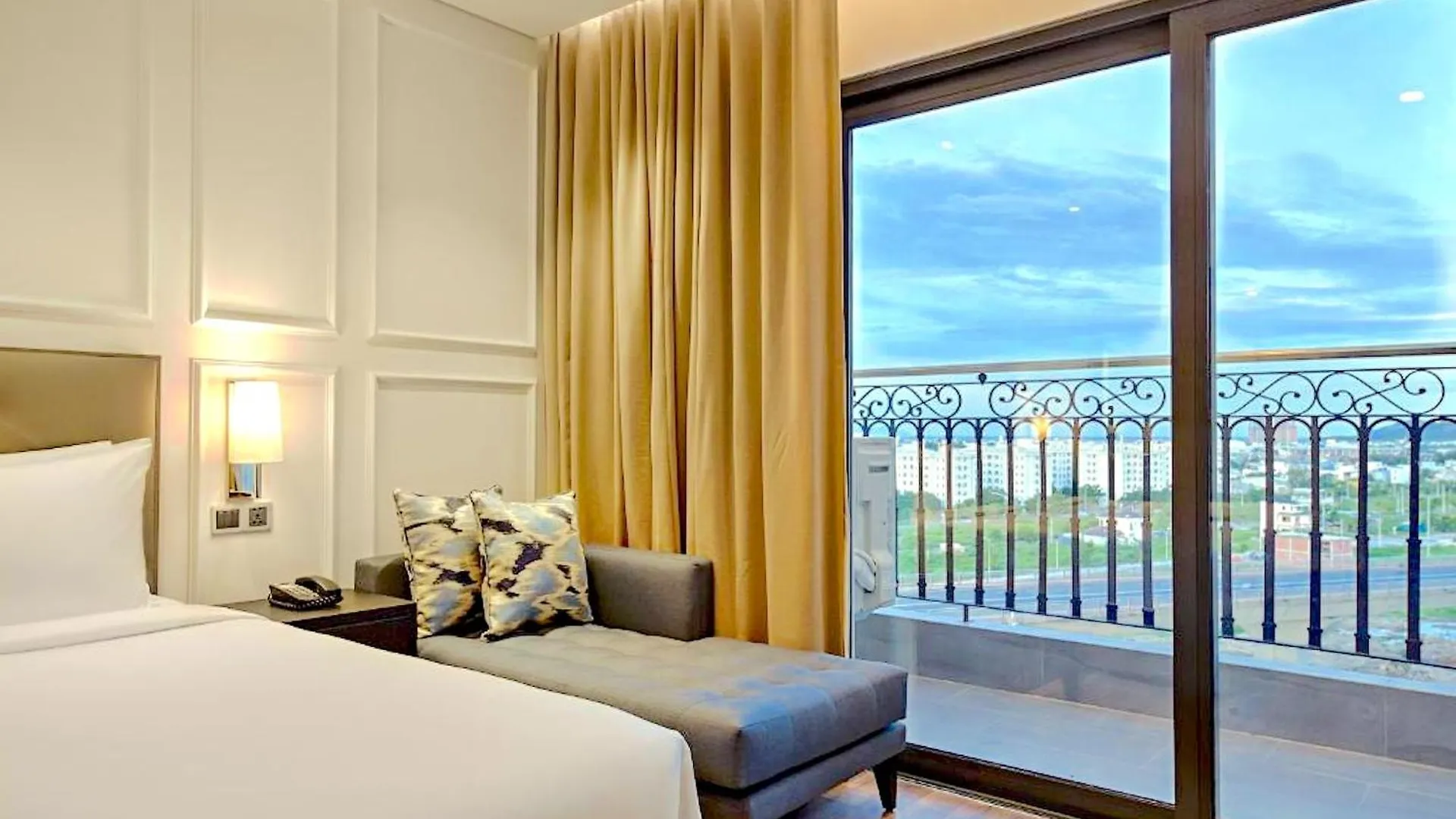 Golden Apartment In Da Nang Bay